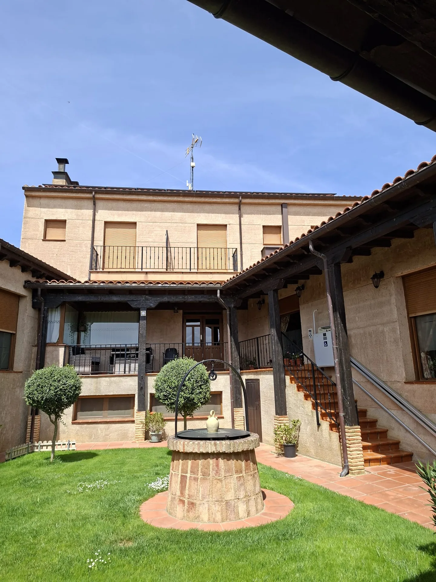 Edificio tradicional con patio interior, galerías y pozo central.
