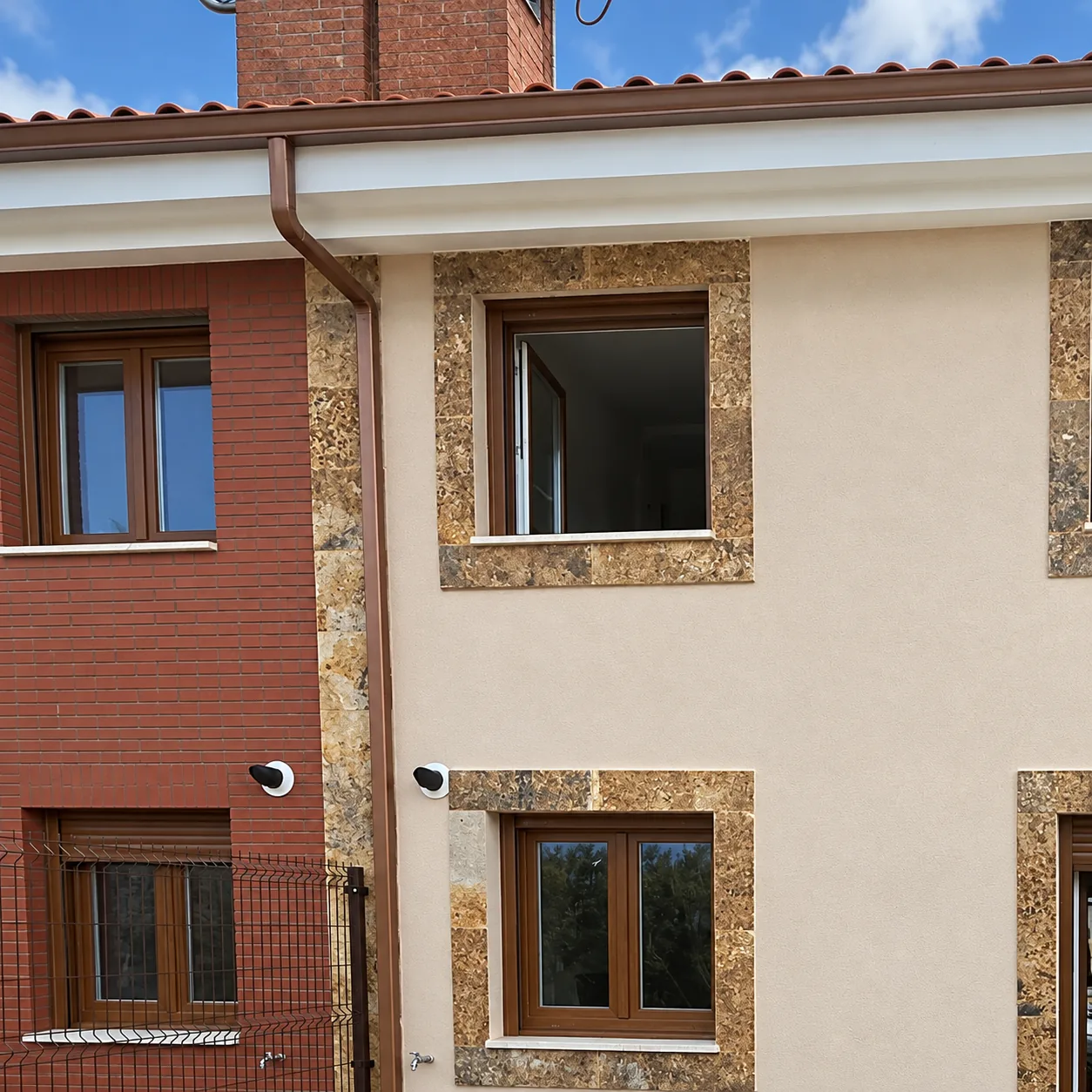 Fachada de una vivienda residencial.